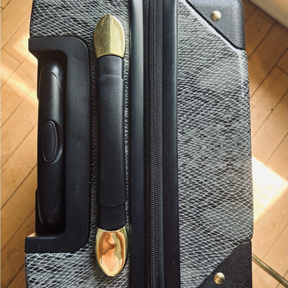 Rare Vince Camuto Python Print Rolling Carryon Suitcase in Gray/Taupe - Picture 4 of 7